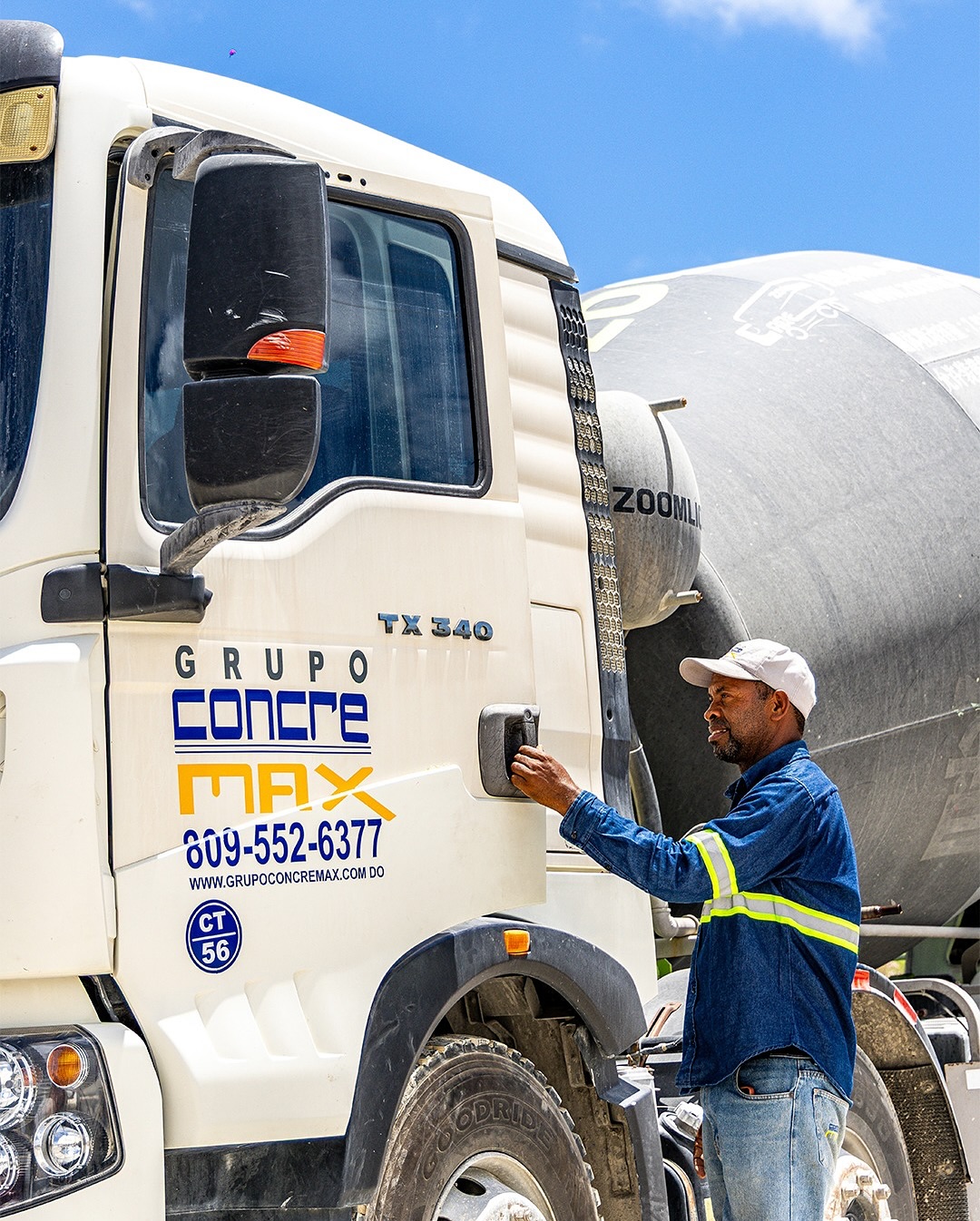 Chofer de Grupo Concremax junto a un camión mezclador