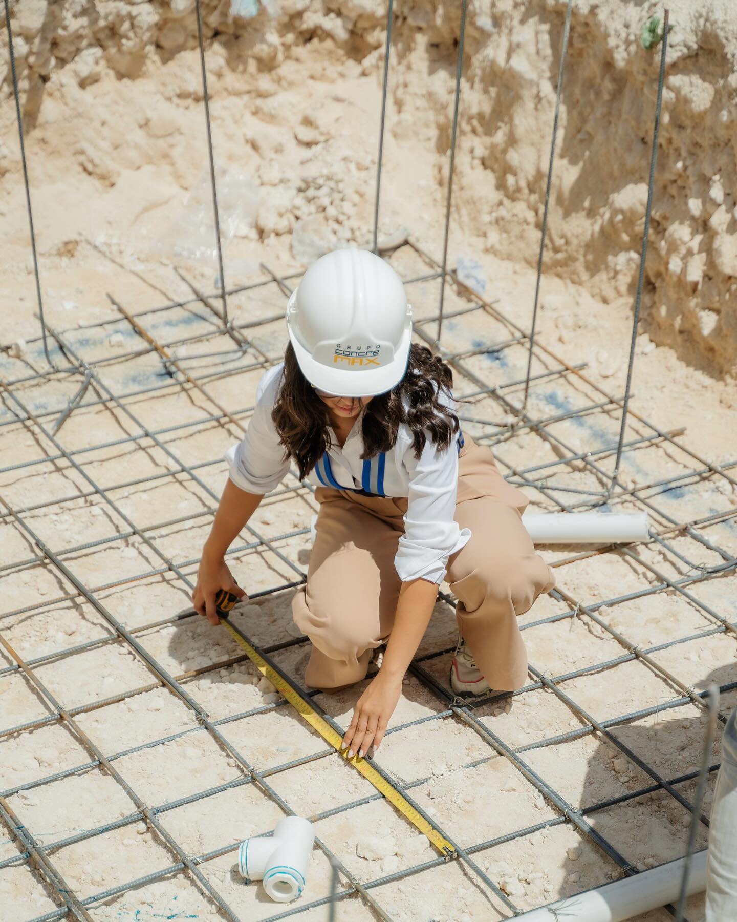 Profesional de Grupo Concremax inspeccionando una obra